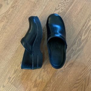 Black patent Dansko clogs - size 39